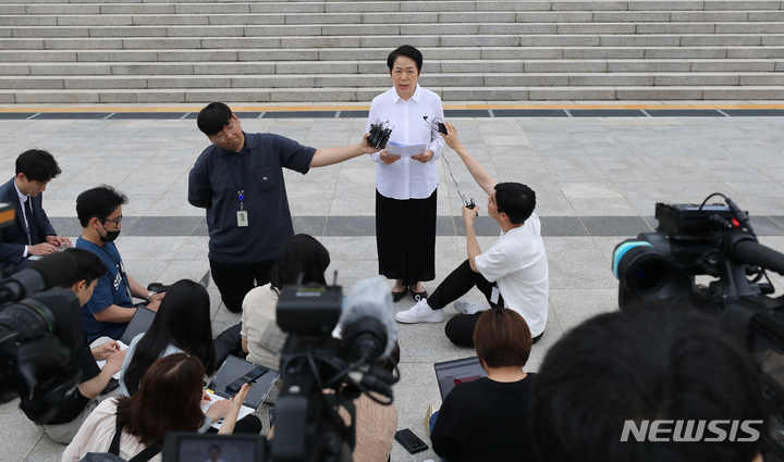 [서울=뉴시스] 김금보 기자 = 김영경 대한간호협회 회장이 30일 오후 서울 여의도 국회 본관 앞에서 '간호법안 재의의 건' 부결에 대한 입장을 밝히고 있다. 2023.05.30. kgb@newsis.com