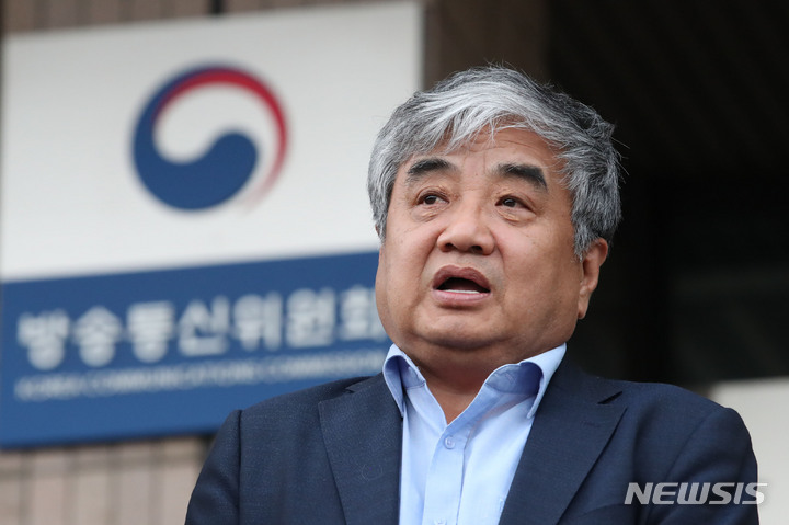 [과천=뉴시스] 권창회 기자 = 한상혁 방송통신위원회 위원장이 30일 오후 경기 과천시 정부과천청사 방송통신위원회에서 나와 취재진의 질문에 답하고 있다. 2023.05.30. kch0523@newsis.com