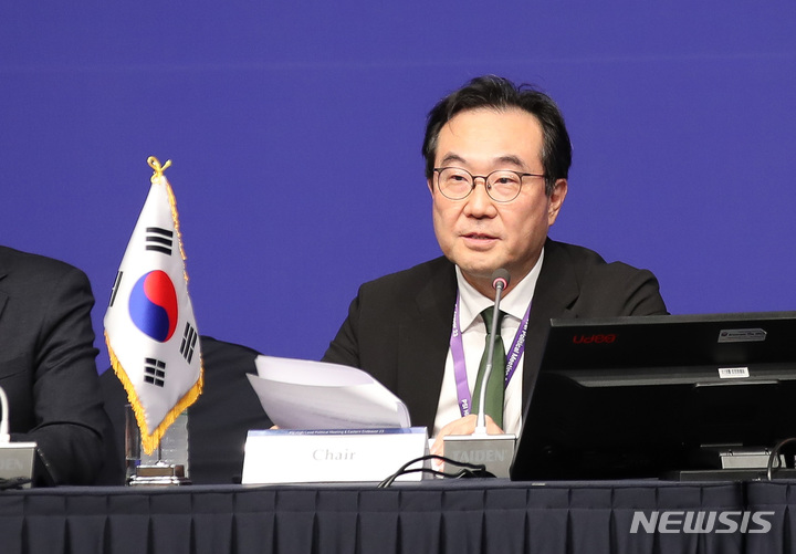 [서귀포=뉴시스] 우장호 기자 = 이도훈 주러시아 한국대사가 11일(현지 시간) 세르게이 랴브코프 러시아 외무차관을 만나 군축 등 문제를 논의했다. 사진은 2023년 5월30일 오후 제주 서귀포시 해비치 호텔에서 열린 대량살상무기(WMD) 확산을 방지하기 위한 국제협력체 확산방지구상(PSI) 고위급 회의에서 이도훈 당시 외교부 2차관이 공동성명을 채택하는 모습. 2023.05.30. woo1223@newsis.com