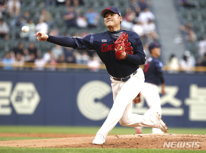 [서울=뉴시스] 정병혁 기자 = 30일 서울 송파구 잠실야구장에서 열린 2023 프로야구 LG 트윈스 대 롯데 자이언츠의 경기, 롯데 선발 한현희가 역투하고 있다. 2023.05.30. jhope@newsis.com