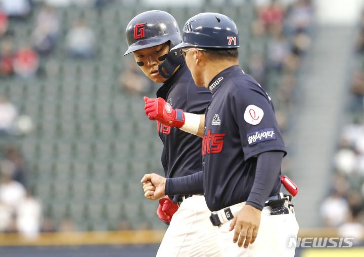 [서울=뉴시스] 정병혁 기자 = 30일 서울 송파구 잠실야구장에서 열린 2023 프로야구 LG 트윈스 대 롯데 자이언츠의 경기, 3회초 무사 주자 없는 상황 롯데 한동희가 안타를 친 뒤 베이스를 밟고 있다. 2023.05.30. jhope@newsis.com