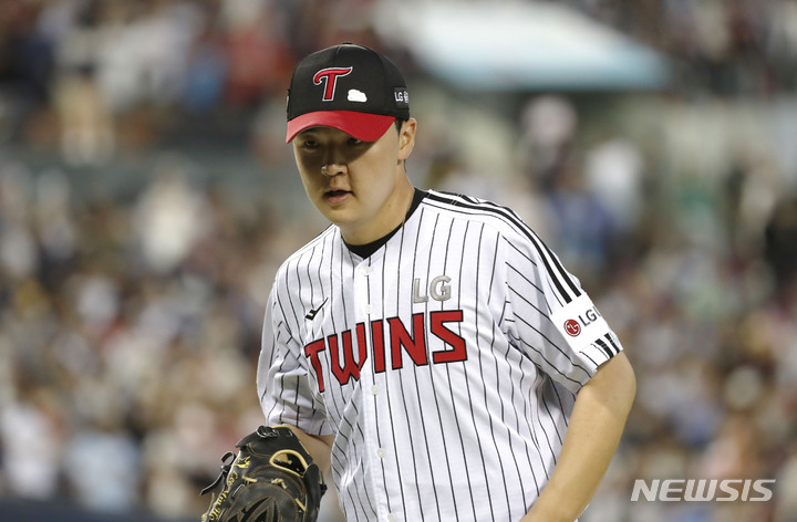 [서울=뉴시스] 정병혁 기자 = LG 트윈스 이민호가 23일 1군 엔트리에서 제외됐다. 사진은 지난달 30일 서울 송파구 잠실야구장에서 열린 2023 프로야구 LG 트윈스 대 롯데 자이언츠의 경기, 4회초 무사 주자 1루 상황, 롯데 노진혁에서 안타를 맞은 LG 선발 이민호가 교체되어 마운드를 내려오고 있는 모습. 2023.05.30. jhope@newsis.com