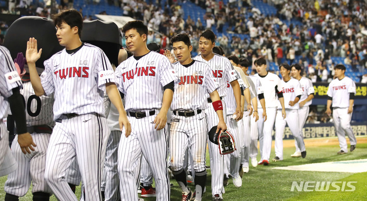 [서울=뉴시스] 정병혁 기자 = 30일 서울 송파구 잠실야구장에서 열린 2023 프로야구 LG 트윈스 대 롯데 자이언츠의 경기에서 3대1로 승리한 LG 선수들이 기뻐하고 있다. 2023.05.30. jhope@newsis.com