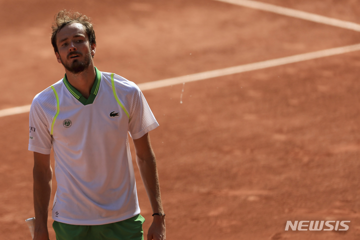 [파리=AP/뉴시스] 다닐 메드베데프(2위·러시아)가 30일(현지시각) 프랑스 파리의 스타드 롤랑가로스에서 열린 프랑스오픈 테니스 단식 1회전에서 치아구 자이버치 비우치(172위·브라질)에게 패한 후 침을 뱉으며 코트를 나서고 있다. 메드베데프는 4시간 15분의 접전 끝에 세트 스코어 2-3(6-7<5-7> 7-6<8-6> 6-2 3-6 4-6)으로 패해 탈락하면서 클레이코트에서 여전히 부진한 모습을 보였다. 2023.05.31.