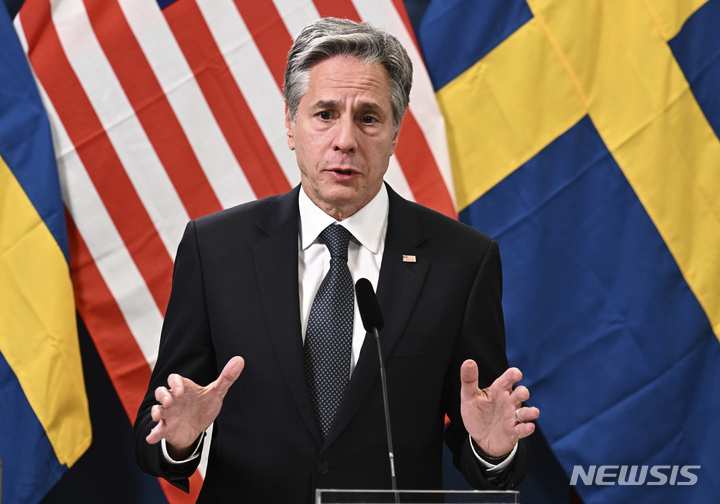 [룰레오=AP/뉴시스] 토니 블링컨 미국 국무장관이 30일(현지시간) 스웨덴 룰레오에서 울프 크리스테르손 스웨덴 총리와 회담 후 공동 기자회견하고 있다. 블링컨 장관은 스웨덴이 튀르키예가 요구한 나토 가입 조건을 상당 부분 충족했다며 스웨덴의 나토 가입을 완료할 것을 촉구했다. 2023.0531