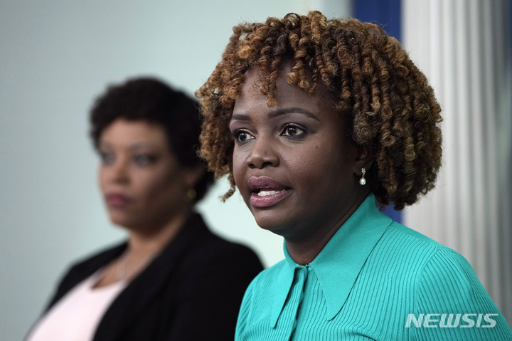 [워싱턴=AP/뉴시스]커린 잔피에어 백악관 대변인이 30일(현지시간) 백악관에서 브리핑하고 있다. 2023.05.30.