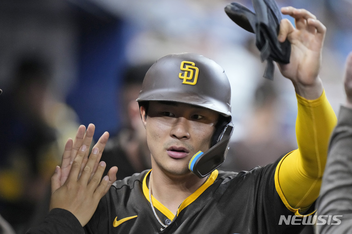 [마이애미=AP/뉴시스] 샌디에이고 파드리스의 김하성이 30일(현지시각) 미 플로리다주 마이애미의 론디포 파크에서 열린 2023 메이저리그(MLB) 마이애미 말린스와의 경기 5회 초 볼넷으로 진루 후 후안 소토의 적시타로 득점, 동료들의 축하를 받고 있다. 김하성은 2타수 1안타 1타점 2득점 2볼넷 1도루로 활약했고 팀은 9-4로 승리했다. 2023.05.31.