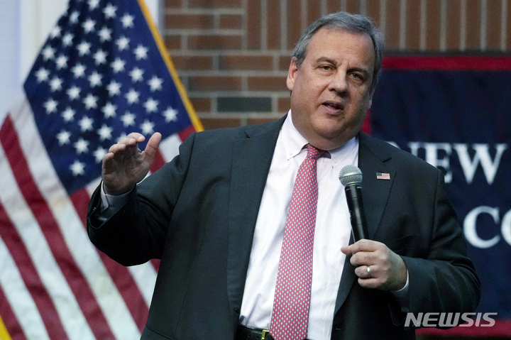 [헨니커=AP/뉴시스] 크리스 크리스티 전 뉴저지주 주지사가 오는 6일 뉴햄프셔주에서 공화당 대선 경선 출마를 선언할 예정이라고 31일(현지시간) 액시오스가 보도했다. 사진은 크리스티가 지난 4월20일 뉴햄프셔 헨니커에 있는 뉴잉글랜드 칼리지에서 열린 타운홀 미팅에서 연설하는 모습. 2023.06.01