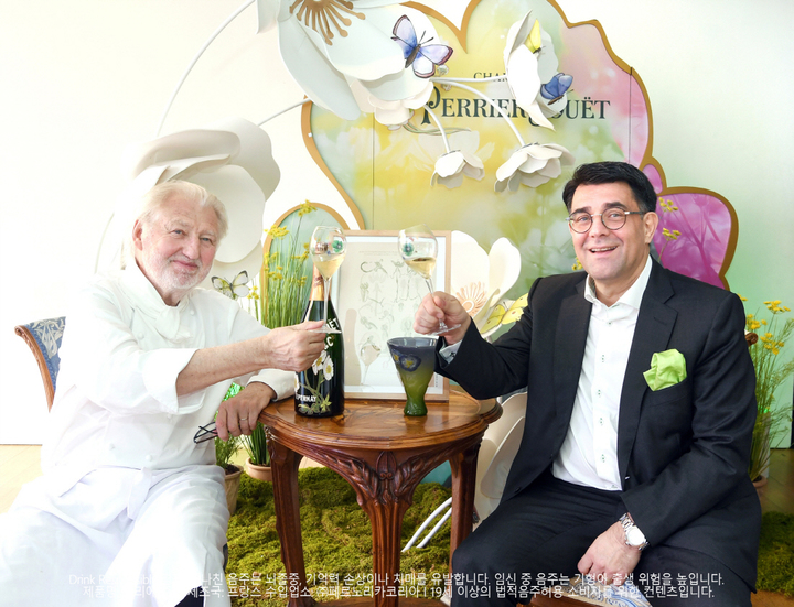(왼쪽)프란츠 호튼 페르노리카코리아 대표와 셰프 피에르 가니에르가 페리에 주에 아네모네 120주년 기념 행사에서 포즈를 취하고 있다. (사진=페르노리카코리아 제공) *재판매 및 DB 금지