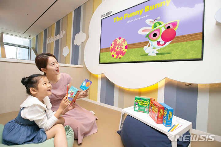 [서울=뉴시스]KT는 영유아동 전용 IPTV 서비스 '지니 TV 키즈랜드'에서 미국 최대 유아동 출판사 스콜라스틱과 함께 제작한 신규 오리지널 콘텐츠 '스콜라스틱 시즌2'를 6월1일 공개한다고 31일 밝혔다. 사진은 KT 모델이 KT 지니 TV 키즈랜드의 오리지널 콘텐츠 스콜라스틱 시즌2를 소개하고 있는 모습. (사진=KT 제공)