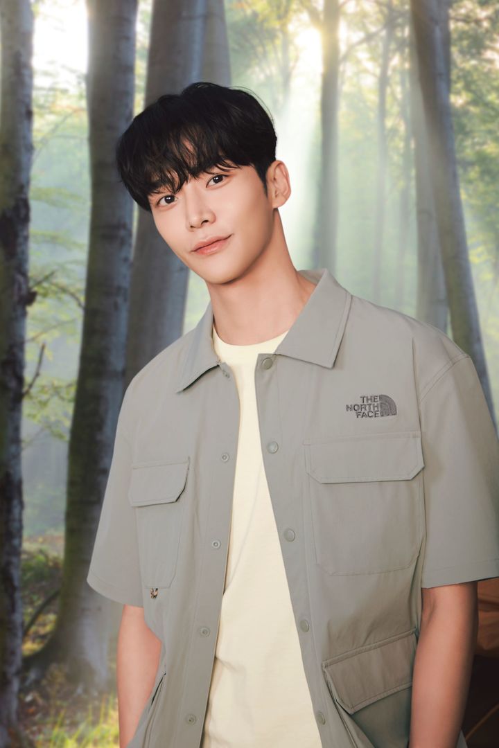 스타일이 뛰어난 냉감 의류 '캠퍼 반팔 셔츠'를 착용한 노스페이스 홍보대사 로운(사진=노스페이스 제공) *재판매 및 DB 금지