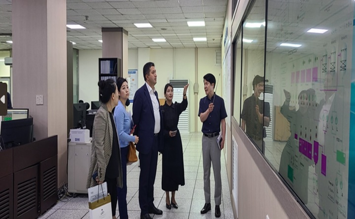 [부산=뉴시스] 27일 해운대 우즈베키스탄 천연자원부 제1차관 일행이 해운대자원에너지센터 중앙제어실을 견학하고 있다. (사진=부산시 제공) *재판매 및 DB 금지