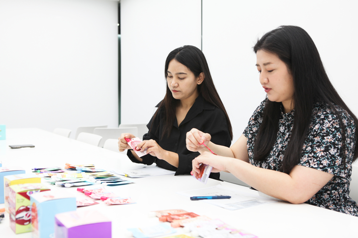 코스맥스타일랜드 연구원들이 스파우트 파우치 립제품을 테스트하는 모습.(사진=코스맥스 제공) *재판매 및 DB 금지