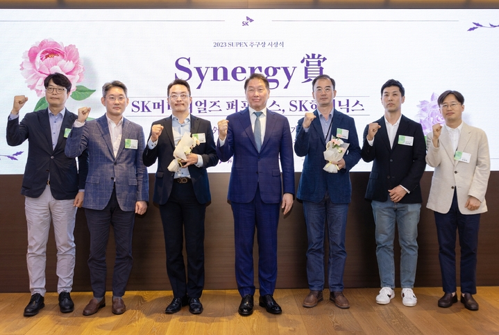 [서울=뉴시스]SK그룹 선정 '수펙스 추구상'에서 시너지상을 받은 SK하이닉스 EUV소재기술 김재현 부사장(펠로우), FAB원자재구매 윤홍성 부사장, 미래기술연구원 길덕신 부사장(펠로우), 손민석 팀장이 최태원 회장과 기념촬영을 하고 있다. (사진 = SK하이닉스) 2023.5.31. photo@newsis.com *재판매 및 DB 금지