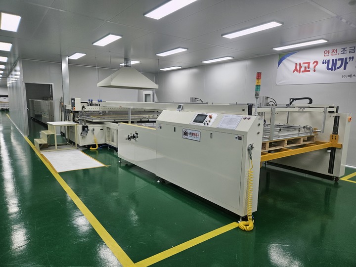 그리드패턴 백시트 제품 및 생산라인. (사진=에스에프씨). *재판매 및 DB 금지