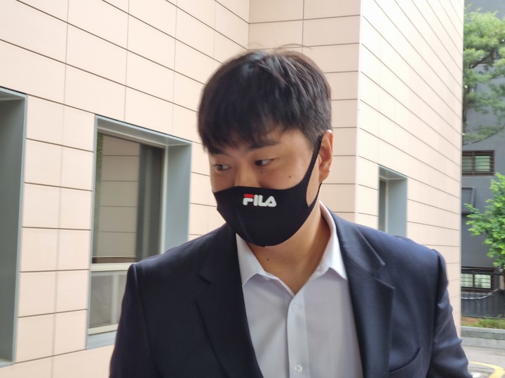 [서울=뉴시스] 전재훈 기자 = 야구선수 이영하가 31일 오전 서울 마포구 서울서부지방법원에서 열린 학교 폭력 혐의 관련 선고 공판에 출석하고 있다. 2023.05.31. kez@newsis.com *재판매 및 DB 금지