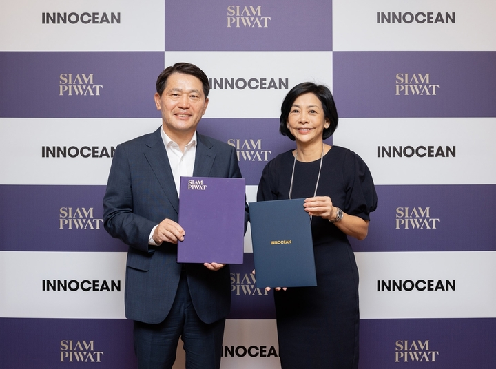 [서울=뉴시스] 노션은 태국 최대 리테일 그룹인 시암 피왓 그룹과 동남아시아 시장 신규 비즈니스 창출을 위한 양해각서(MOU)를 체결했다고 31일 밝혔다. 사진은 이용우 이노션 대표이사(왼쪽)와 시암 피왓 그룹의 기업 커뮤니케이션 부문 CEO 마유리 차이프롬프레이스. (사진=이노션 제공) 2023.05.31 photo@newsis.com *재판매 및 DB 금지