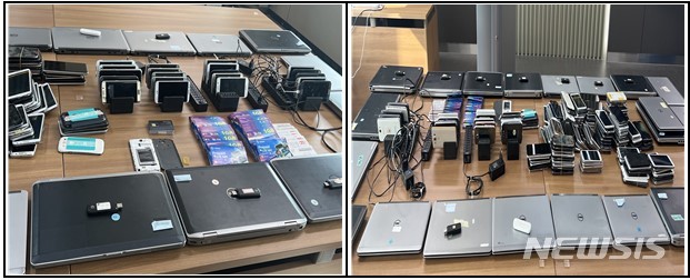 [서울=뉴시스] 서울동부지방검찰청 사이버범죄수사부(부장검사 이희찬)는 특정업체 광고를 위하여 포털사(네이버)의 검색 결과를 조작한 35명을 불구속 기소했다고 31일 밝혔다. 사진은 사이버범죄수사부가 계정 판매업자로부터 압수한 다량의 휴대폰. (사진 제공=서울동부지방검찰청)