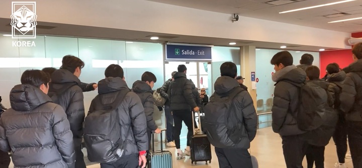 [서울=뉴시스]산티아고 델 에스테로 공항 도착한 김은중호. 2023.05.31. (사진=대한축구협회 제공)&nbsp; *재판매 및 DB 금지