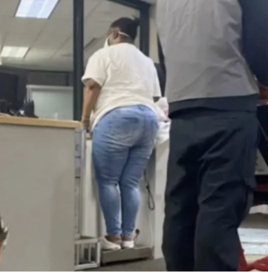 공항의 수화물 저울 위에서 몸무게를 재고 있는 여성. (캡처=틱톡) *재판매 및 DB 금지