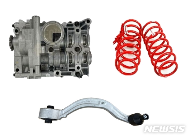 [서울=뉴시스]한국자동차 부품들. 왼쪽 위부터 시계방향으로 현대기아 샤프트밸런스 오일펌프, 튜닝스톰 스프링 다운 로어링, 텐션 암 어셈블리 전면 오른쪽. (사진=이베이 제공) 2023.05.31