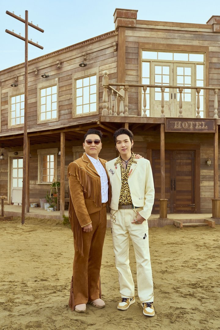 [서울=뉴시스] 가수 싸이(PSY)와 그룹 방탄소년단(BTS) 슈가. 23.05.31. (사진=피네이션 제공) photo@newsis.com *재판매 및 DB 금지