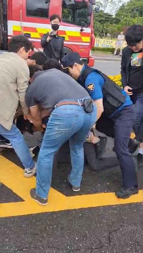 [서울=뉴시스] 경찰이 지난 30일 전남 광양 포스코 광양제철소 앞에서 김만재 전국금속노동조합연맹 위원장을 진압하고 있다. (사진=한국노동조합총연맹 제공 영상 갈무리) *재판매 및 DB 금지