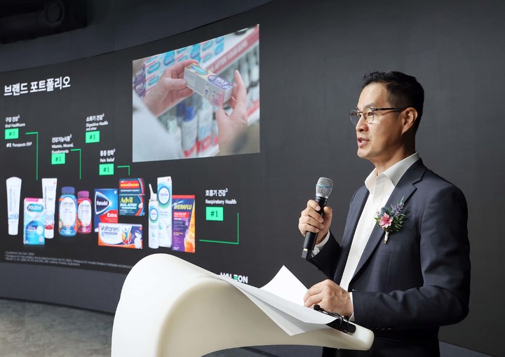 [서울=뉴시스] 신동우 헤일리온 한국법인 대표이사 사장이&nbsp; 31일 기자간담회(동대문디자인플라자 디자인랩)에서 센트룸 프로바이오틱스 신제품 3종을 소개했다. (사진=헤일리온 제공) *재판매 및 DB 금지