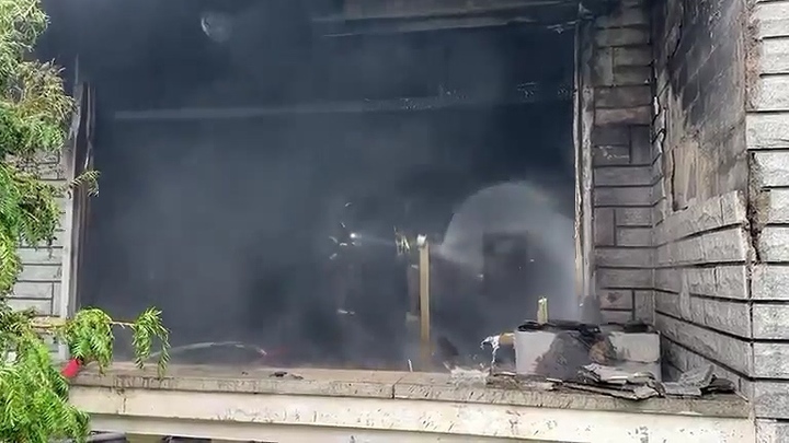 [제주=뉴시스] 오영재 기자 = 30일 오후 제주시 건입동의 한 단독주택에서 담뱃불 취급 부주의로 추정되는 화재가 발생해 소방당국이 진화작업에 나서고 있다. (사진=제주소방서 제공) 2023.05.31. photo@newsis.com *재판매 및 DB 금지