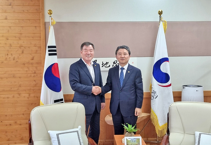 [산청=뉴시스] 산청군청 이승화 산청군수와 남성현 산림청장이 면담후 기념촬영을 하고 있다. *재판매 및 DB 금지 *재판매 및 DB 금지