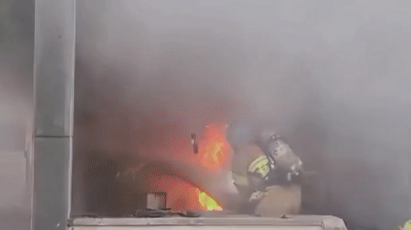 [제주=뉴시스] 오영재 기자 = 30일 오후 제주시 건입동의 한 단독주택에서 담뱃불 취급 부주의로 추정되는 화재가 발생해 소방당국이 진화작업에 나서고 있다. (사진=제주소방서 제공) 2023.05.31. photo@newsiscom *재판매 및 DB 금지 *재판매 및 DB 금지