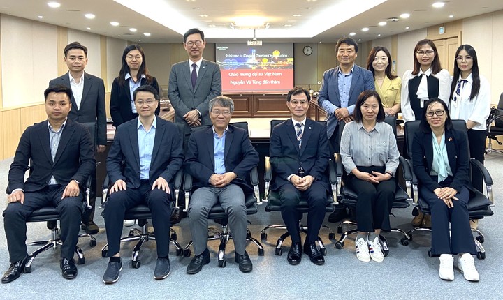 [대전=뉴시스] 조명휘 기자 = 대전관광공사와 주한 베트남 대사관이 30일 공사에서 관광 홍보 및 교류 협력을 위한 간담회를 연 뒤 기념사진을 찍고 있다. (사진= 대전광광공사 제공) 2023.05.31. photo@newsis.com&nbsp; *재판매 및 DB 금지