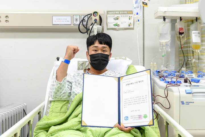 [창원=뉴시스] 강경국 기자 = 해군 진해기지사령부 임정민 중사가 30일 부산 백병원에서 중증 재생불량성빈혈 환자를 위해 조혈모세포를 기증한 후 조혈모세포 기증 확인서를 들고 병상에서 포즈를 취하고 있다. (사진=해군 제공). 2023.05.31. photo@newsis.com *재판매 및 DB 금지