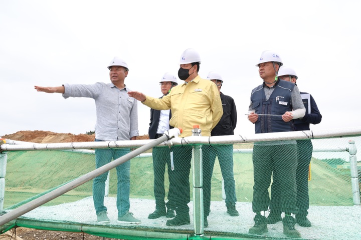 해양치유센터 조성 사업지를 방문한 가세로(가운데) 태안군수. *재판매 및 DB 금지