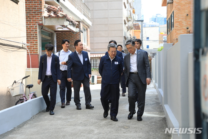 [서울=뉴시스] 이원재 국토교통부 1차관이 이한준 토지주택공사(LH) 사장과 31일 오전 서울 관악구 신림동 반지하 매입임대 현장을 방문해 침수방지시설 설치 상황 등을 점검했다. (사진=국토교통부 제공)