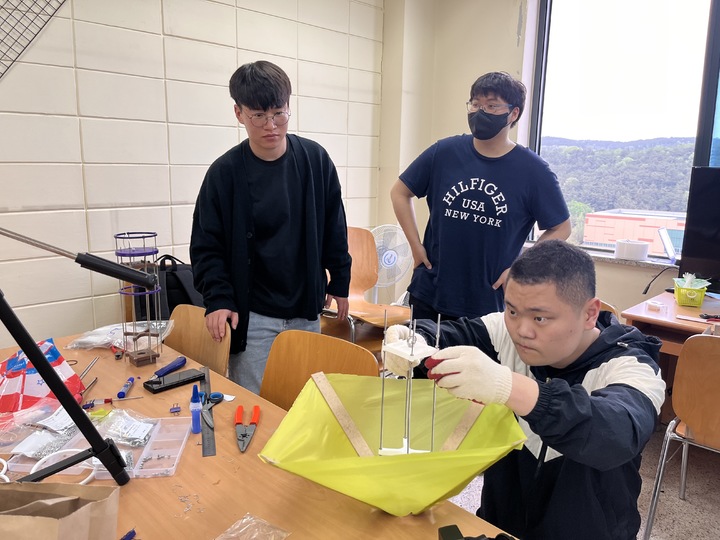 [울산=뉴시스] 미국천문학회가 주관하고 미국항공우주국(NASA) 등이 후원하는 ‘2023 CanSat Competition’의 미국행 본선에 진출한 울산과학대학교 나르샤 팀 *재판매 및 DB 금지