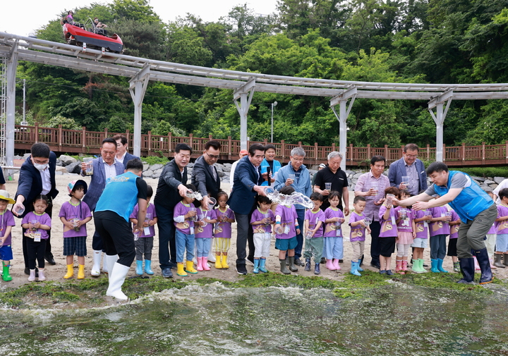 행사에 참여한 김동일 시장과 아이들 *재판매 및 DB 금지