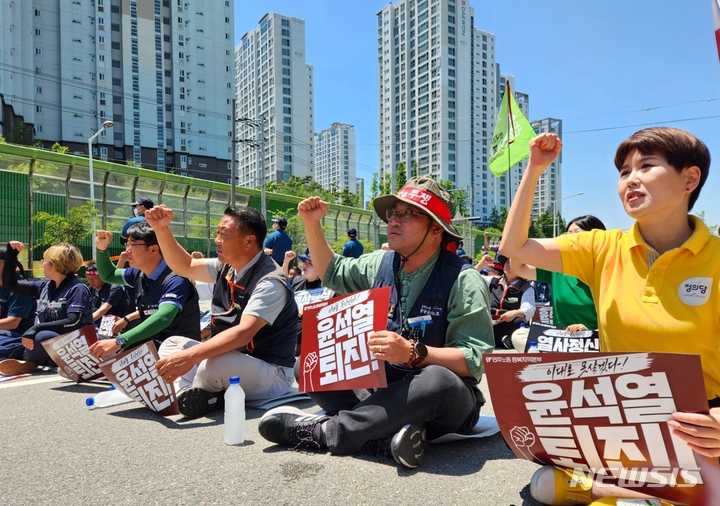 [청주=뉴시스] 조성현 기자 = 전국민주노동조합총연맹 충북지역본부 조합원 150여명이 31일 오후 충북 청주시 청원구 충북경찰청 앞에서 총력투쟁대회를 열고 있다. 2023.05.31. jsh0128@newsis.com