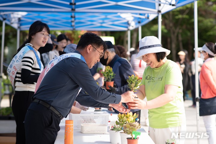 [인천=뉴시스] 반려식물 나눔 및 분갈이 무료 체험 행사. (사진=인천시설공단 제공)