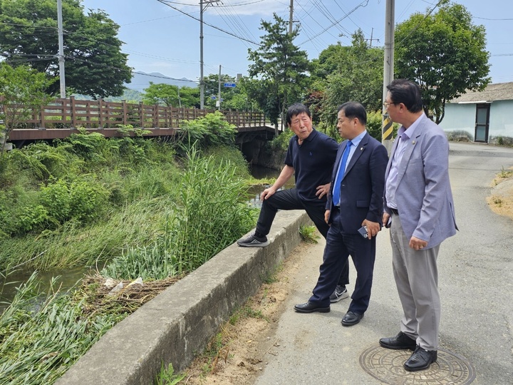 [완주=뉴시스] 강명수 기자 =전북 완주군의회는 서남용 의장과 김규성 의원이 지난 주말 내린 비로 인해 농업용수로가 토사로 막혀버린 현장을 찾아 대책을 논의했다고 31일 밝혔다. (사진 =완주군의회 제공) 2023.05.31. photo@newsis.com *재판매 및 DB 금지