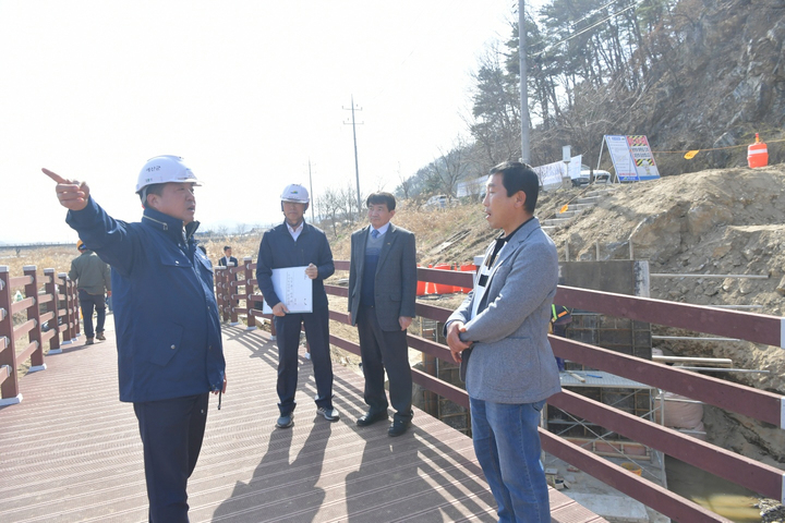 [예=뉴시스] 최재구 예산군수가 노후된 농업생산기반시설 정비사업 현장을 점검하고 있다. *재판매 및 DB 금지
