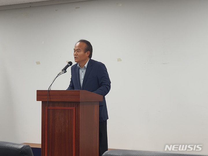 [성남=뉴시스] 이덕수 성남시의원이 31일 백현마이스개발사업 관련해 긴급기자회견을 가졌다