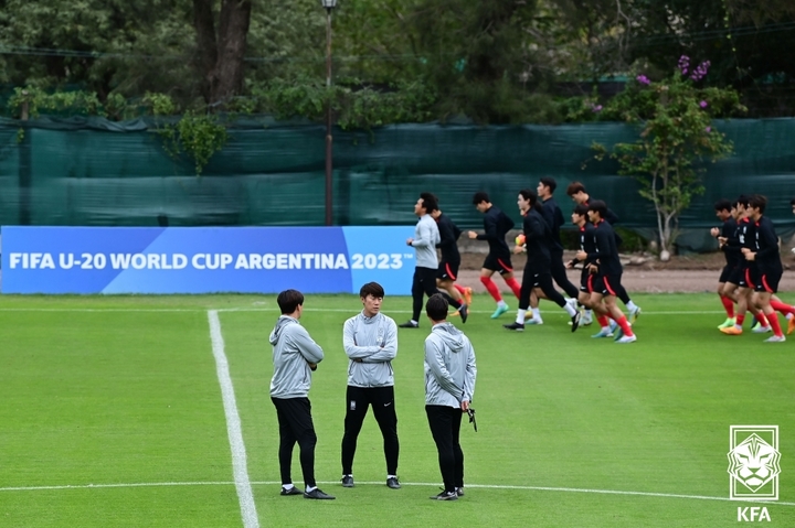 [서울=뉴시스]에콰도르전을 준비하는 김은중 감독과 코치진. (사진=대한축구협회 제공)
