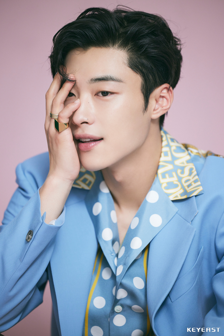 [서울=뉴시스] 배우 우도환의 '얼루어' 화보 비하인드 컷. (사진=키이스트 제공) 2023.05.31. photo@newsis.com *재판매 및 DB 금지 *재판매 및 DB 금지
