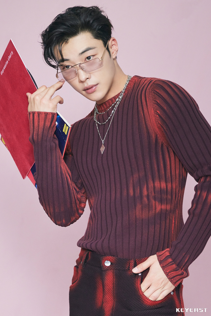 [서울=뉴시스] 배우 우도환의 '얼루어' 화보 비하인드 컷. (사진=키이스트 제공) 2023.05.31. photo@newsis.com *재판매 및 DB 금지 *재판매 및 DB 금지