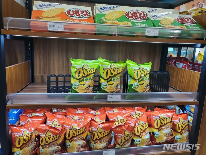 마카오 노블마트에 한국 과자가 진열돼 있다.