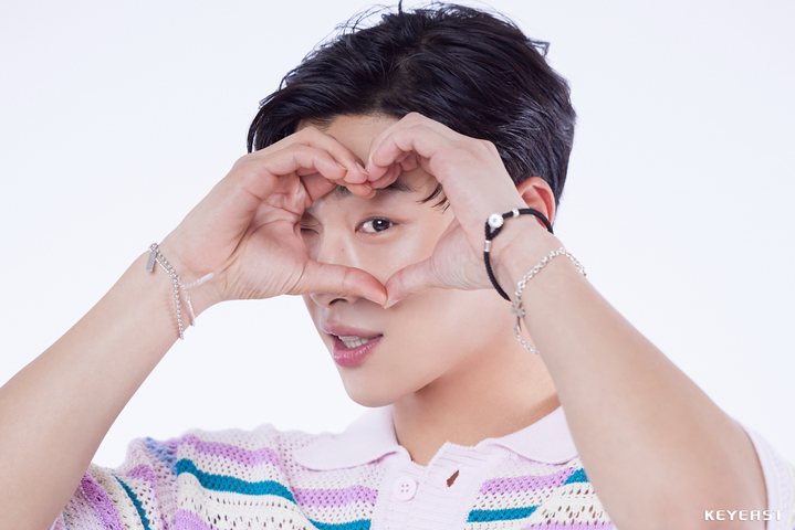 [서울=뉴시스] 배우 우도환의 '얼루어' 화보 비하인드 컷. (사진=키이스트 제공) 2023.05.31. photo@newsis.com *재판매 및 DB 금지 *재판매 및 DB 금지