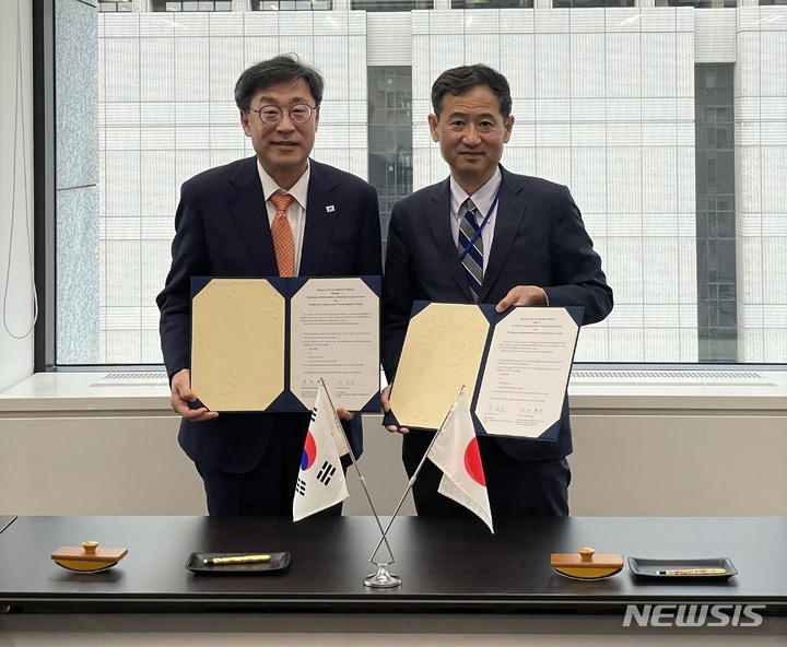 [서울=뉴시스]30일 진행된 한일 디지털 분야 차관 회담 이후 박윤규 과학기술정보통신부 제2차관(왼쪽)과 일본 총무성 요시다 히로시 총무심의관(차관)이 회담결과를 담은 회의록에 서명하고 기념 사진을 촬영하고 있다. (사진=과기정통부 제공)