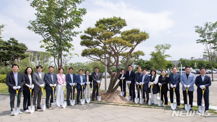 [인천=뉴시스] 인천 서구 인구 60만명 돌파 기념식수 행사. (사진=서구 제공)