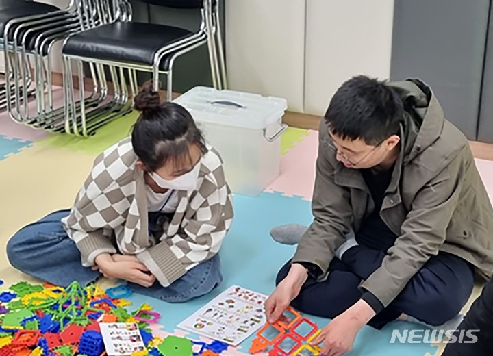 [성남=뉴시스] 성남시장애인가족지원센터가 오는 6월부터 야간 돌봄반을 신설 운영한다